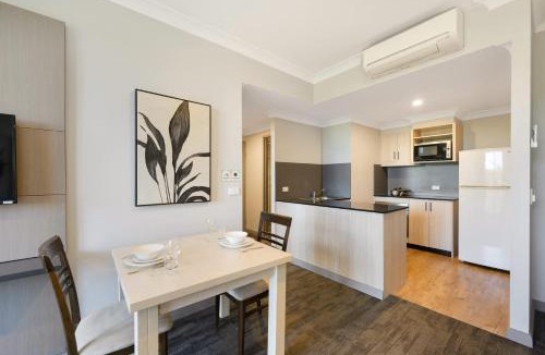North Ryde Apartment | Modern 1BR Apt 1KM to Macquarie Park Station
