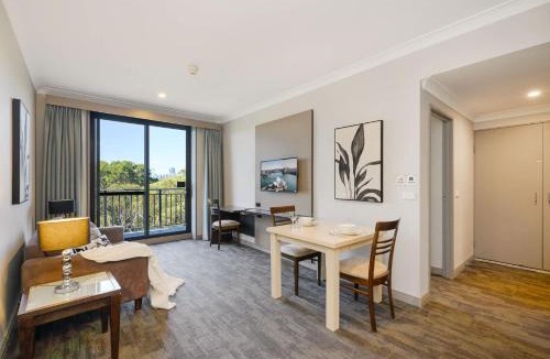North Ryde Apartment | Modern 1BR Apt 1KM to Macquarie Park Station