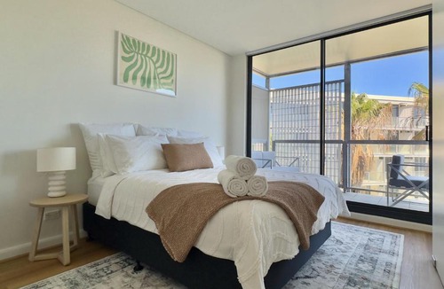 Darling Harbour Apartment | Modern 1BR Barangaroo Apartment with Waterfront Balcony Views & Private Parking