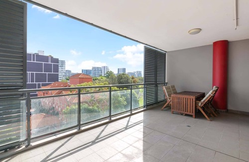 Wolli Creek Apartment | Modern 2-Bed Apartment Near Airport