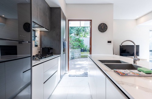 Ryde House | Modern 3-Bed Townhouse with Alfresco Dining & BBQ