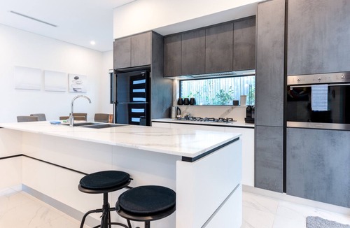 Ryde House | Modern 3-Bed Townhouse with Alfresco Dining & BBQ