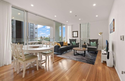 Bondi Junction Apartment | Modern Airy Haven Near Beach & City