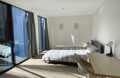Dickson Apartment | Modern Apartment with Free Parking - 3 minutes to Canberra CBD
