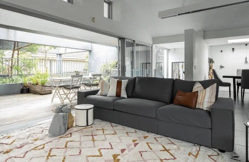 Willoughby Apartment | Modern Chic townhouse in private location