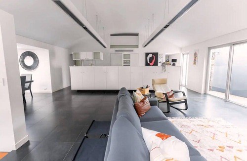 Willoughby Apartment | Modern Chic townhouse in private location