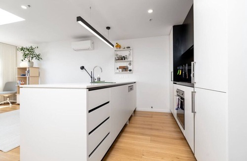 Dickson Apartment | Modern City Living - Apt in Vibrant Dickson