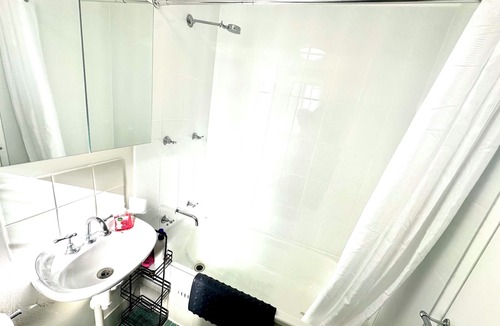 Crestwood Apartment | Modern Crestwood Retreat | 2BR Near Canberra City