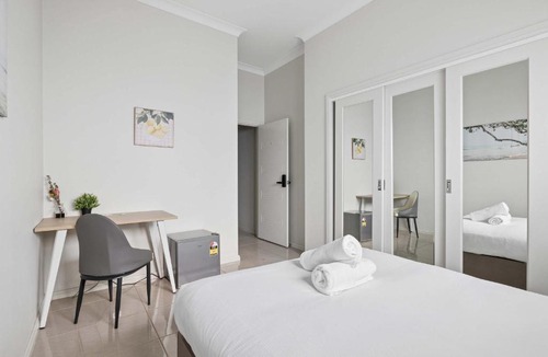 Seven Hills House | Modern Double Room Near Station & Easy M2 and M7 with Shared Bathroom and Amenities