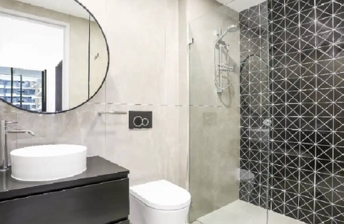 Pagewood House | Modern Escape: Gym, Heated Pool, Spa, Jacuzzi & Garden with BBQs, Pet Friendly