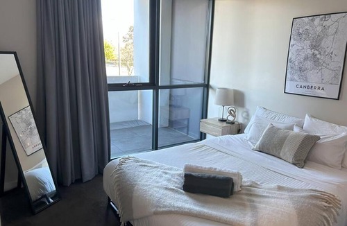 Griffith Apartment | Modern Griffith Apartment