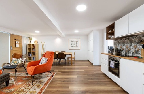 Deakin House | Modern Home: Conveniently Close to Hospitals