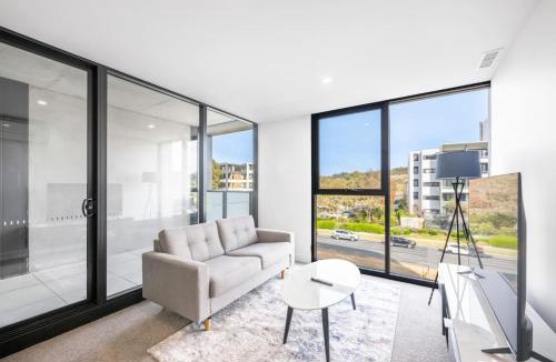 Phillip Apartment | Modern Homy 1B1B APT Pool Gym Cinema Westfield Cafe