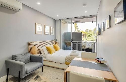 Surry Hills Apartment | Modern Studio with Aircon Private Balcony