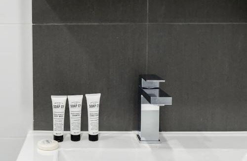 Surry Hills Apartment | Modern Studio with Aircon Private Balcony
