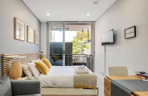 Surry Hills Apartment | Modern Studio with Aircon Private Balcony