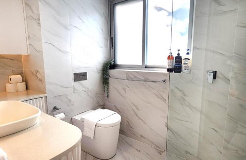 North Bondi Apartment | Moments to famous Bondi Beach