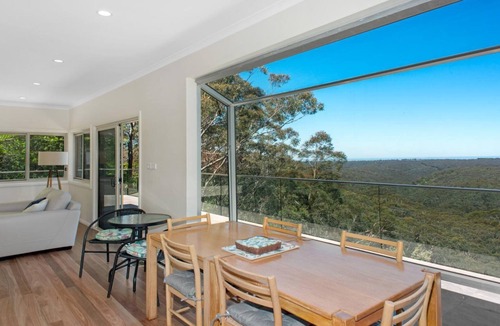 Wentworth Falls House | Myoora Backing Blue Mountains National Park