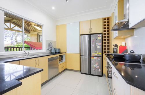 Baulkham Hills House | nBaulkham HIlls near Woolworths 4Br with big yard