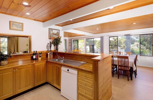 Nelson Bay House | Nelson on Nelson – walk to beach, sleeps 13, pet friendly