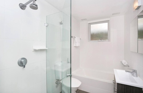 Kurraba Point Apartment | Neutral Bay- KURR6 - Kurraba Road - 1BR with Balcony Parking Near Kurraba Point Ferry and Harbour Views