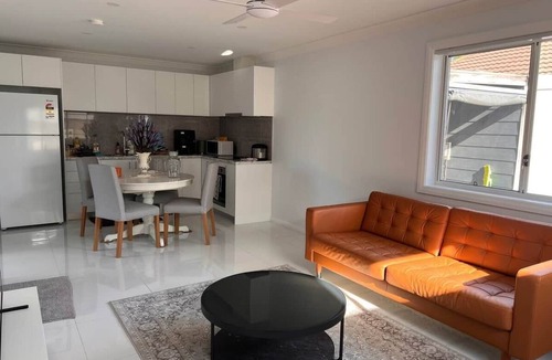 North Parramatta House | New 2BR1B Flat+2 Free parking|Lake nearby&Hospital