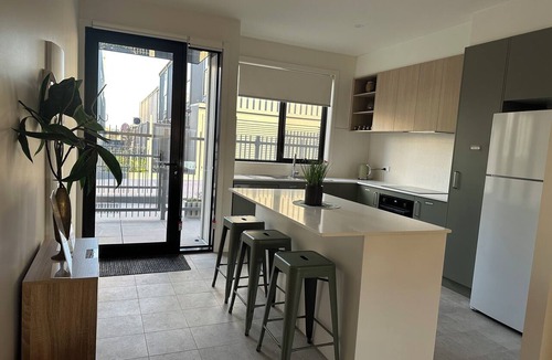 Gungahlin House | New large 3BR,3bathrms townhouse in Gunghalin, mountain views,central location