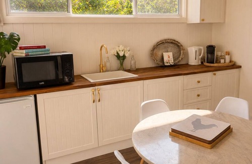Holgate Cottage | NEW Luxe Farm Stay with Animals, Firepit, Fresh Eggs & Beach near Terrigal