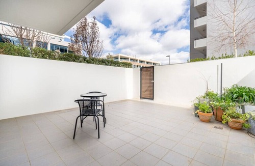 Barton Apartment | New to VRBO: Large Barton Courtyard Apartment near Parliament