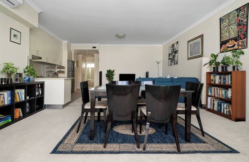 St Peters Apartment | Newtown Outlook Vibrant Parkside Retreat near CBD