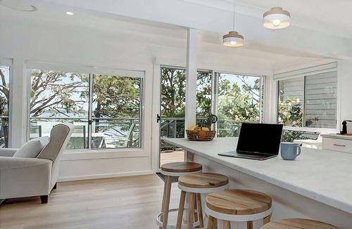 Summerland Point House | Niaroo Lakeside - Family Friendly Waterfront Home