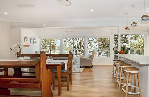 Summerland Point House | Niaroo Lakeside - Family Friendly Waterfront Home