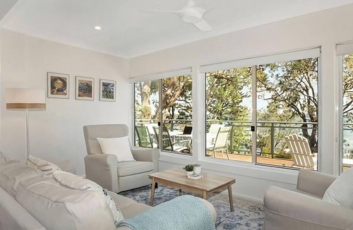 Summerland Point House | Niaroo Lakeside - Family Friendly Waterfront Home