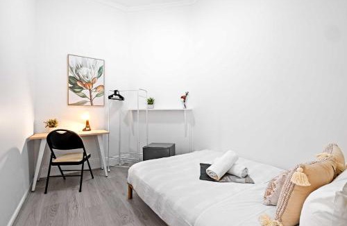 Kensington House | No Frill Economic Double Room - Ideally Located - Shared External Bathroom & Kitchen