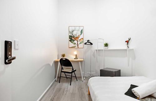Kensington House | No Frill Economic Double Room - Ideally Located - Shared External Bathroom & Kitchen