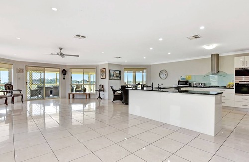 Allandale House | Noble Willow Homestead Lovedale. Super Spacious, with views and pool