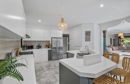 Thirroul House | nThirroul Luxury Escape Pool Spa Theater/Games room Fireplace Sleeps 12