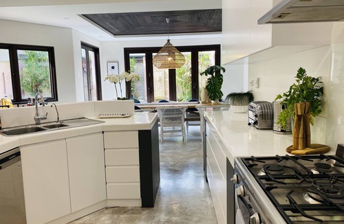 Thirroul House | nThirroul Luxury Escape Pool Spa Theater/Games room Fireplace Sleeps 12