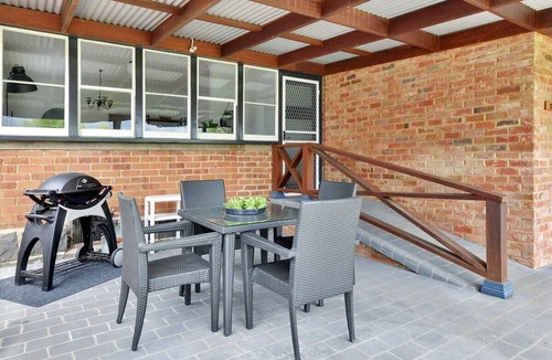Glenroi House | Oasis on Warrendine - Pet Friendly + Close to CBD