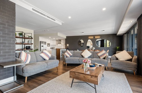 The Entrance Apartment | Ocean View Spacious Luxury 3 Bedroom, Pool, Central, Walk everywhre 6PM CHECKOUT