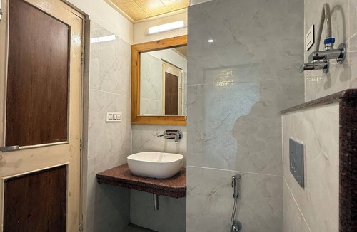 Khattalwada Hotel | Old Manali Retreat