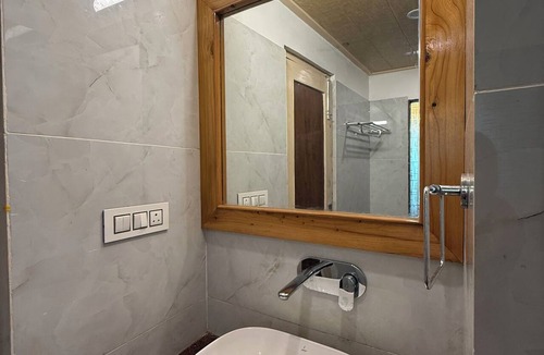 Khattalwada Hotel | Old Manali Retreat