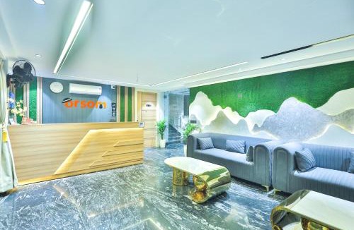 DLF Phase 5 Hotel | Orsom Stay Rooms with Jacuzzi Sector 53 Gurgaon