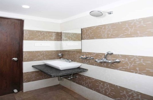 New Town Hotel | OYO 82237 Spandan Inn
