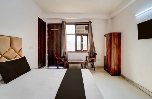 Sainik Farm Hotel | OYO 84430 Cozy Prime Rooms