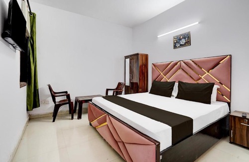Sainik Farm Hotel | OYO 84430 Cozy Prime Rooms