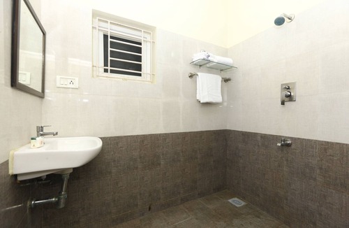 Sholinganallur Hotel | OYO 9260 Olive Castles Inn