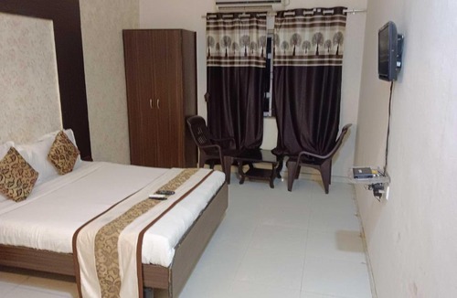 Sarkhej Hotel | OYO 92789 Hotel Royal