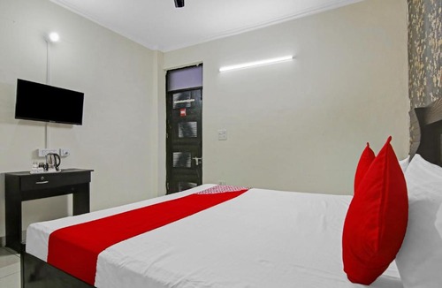 Dwarka Hotel | OYO Flagship Hotel Vibrant Near Dwarka Mor Metro Station