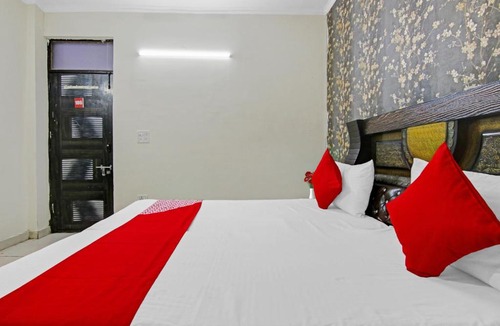 Dwarka Hotel | OYO Flagship Hotel Vibrant Near Dwarka Mor Metro Station